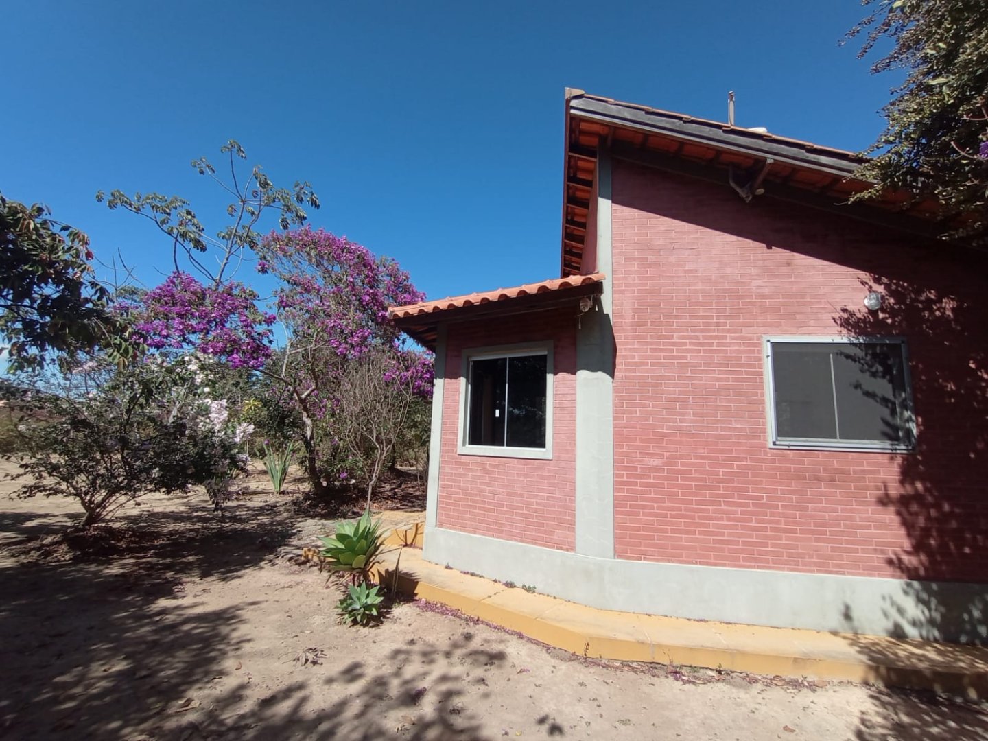 AREA COM 21.000m2 , COM LINDO CHALÉ EDIFICADO - PRÓXIMO 4 KM DE ALTO PARAÍSO DE GOIÁS