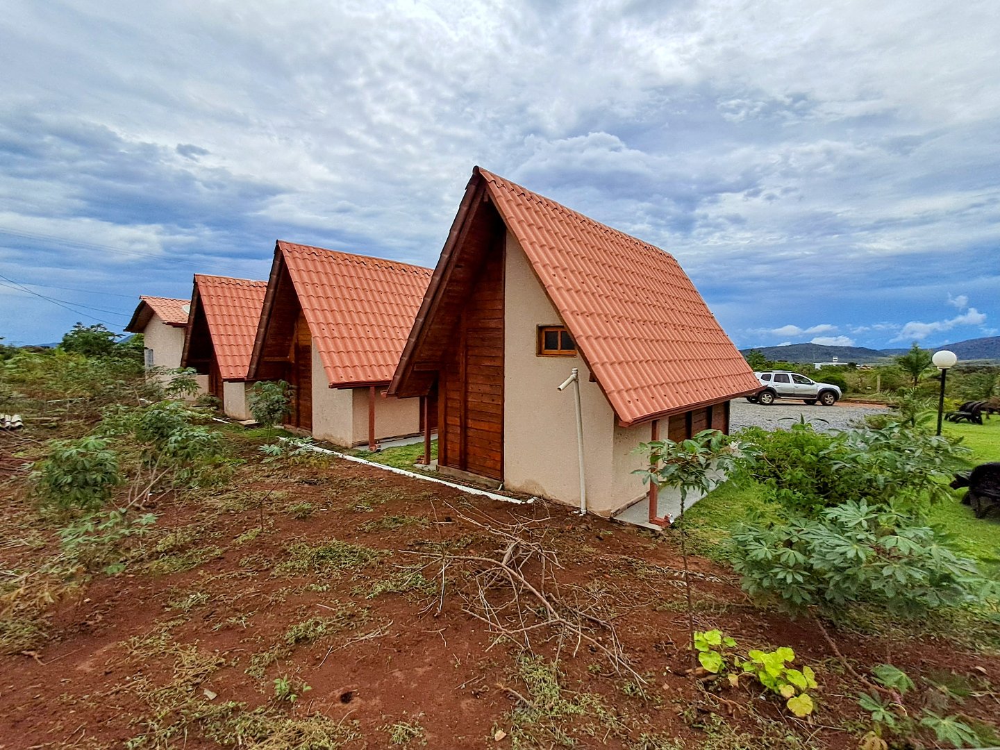 ÁREA 4.600m2 - CASA 3 QUARTOS - 6 CABANAS/CHALES - RENTÁVEL - PRÓXIMO ALTO PARAISO GOIÁS